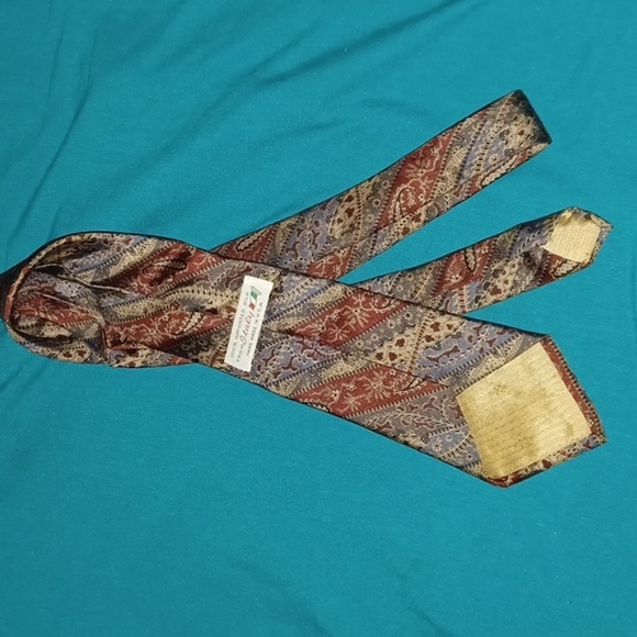 VGUC - 100% Imported Silk Tie - Handmade In The U.S.A. - Picture 5 of 10